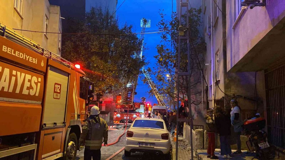 Çatı katı alev alev yandı