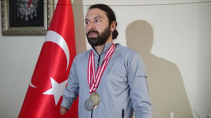 Engelli yüzücü Fevzi Çakmak 1,5 aylık çalışmayla Türkiye birincisi oldu
