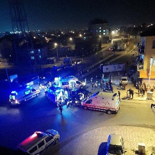 İşçi servisi ile otomobil çarpıştı: 13 yaralı