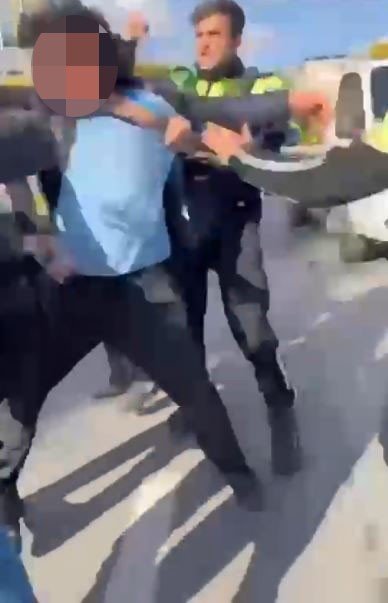 Kapı anahtarıyla 3 polisi ve bir vatandaşı yaraladı