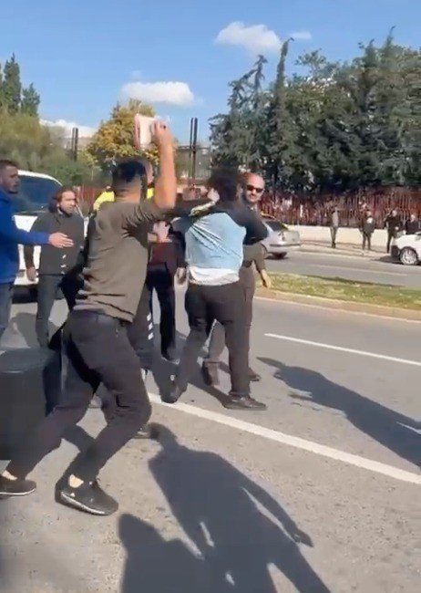 Kapı anahtarıyla 3 polisi ve bir vatandaşı yaraladı