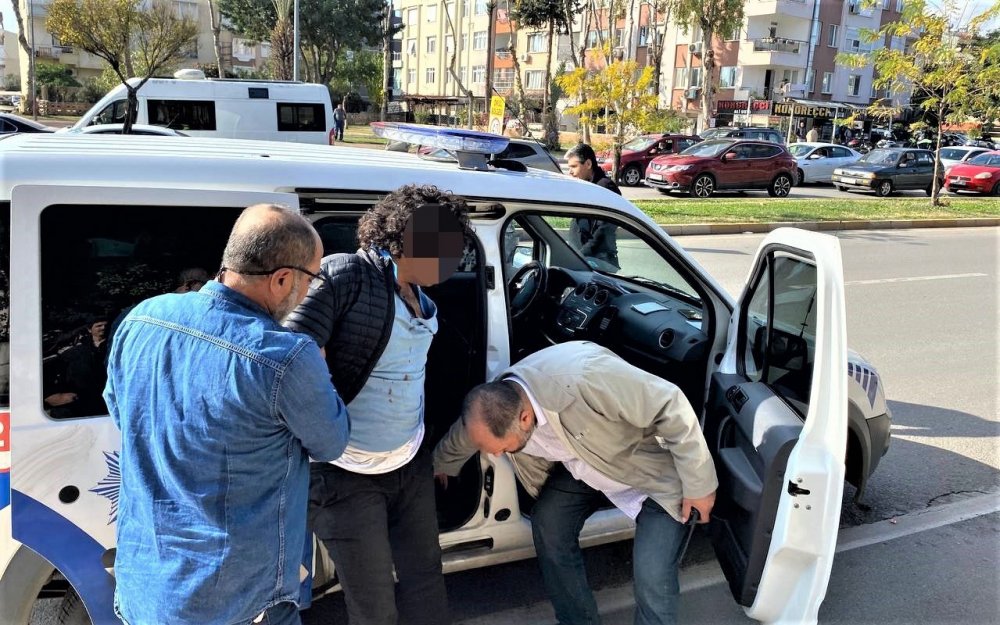 Kapı anahtarıyla 3 polisi ve bir vatandaşı yaraladı