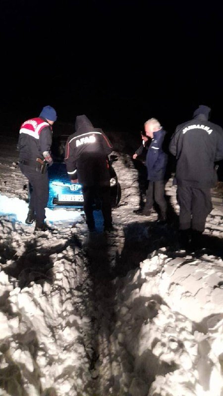 Karda mahsur kalan 4 kişi kurtarıldı