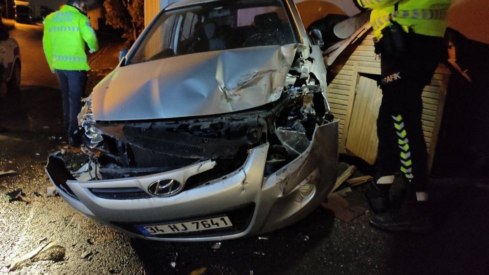 Kaza yaptığı hacizli otomobili bırakıp kaçtı