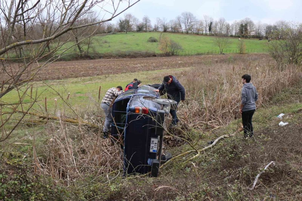 Kontrolden çıkan araç yol kenarına düştü: 2 yaralı
