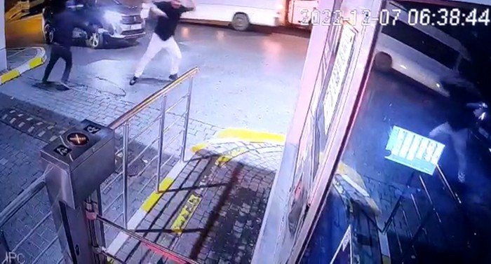 Lüks site önünde kanlı hesaplaşma