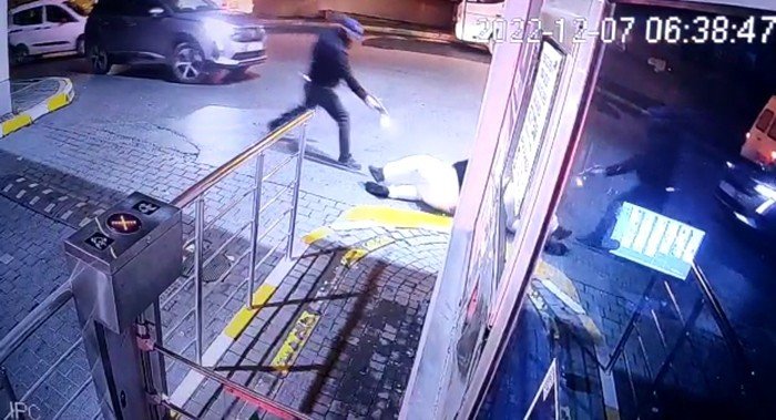 Lüks site önünde kanlı hesaplaşma