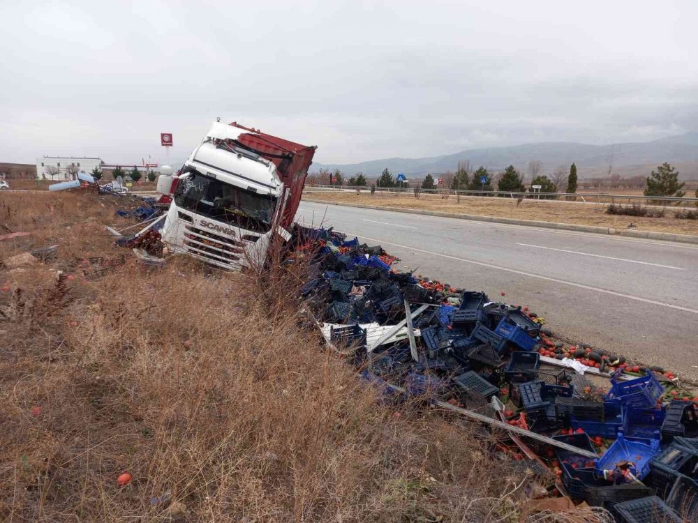 Meyve yüklü tır kaza yaptı