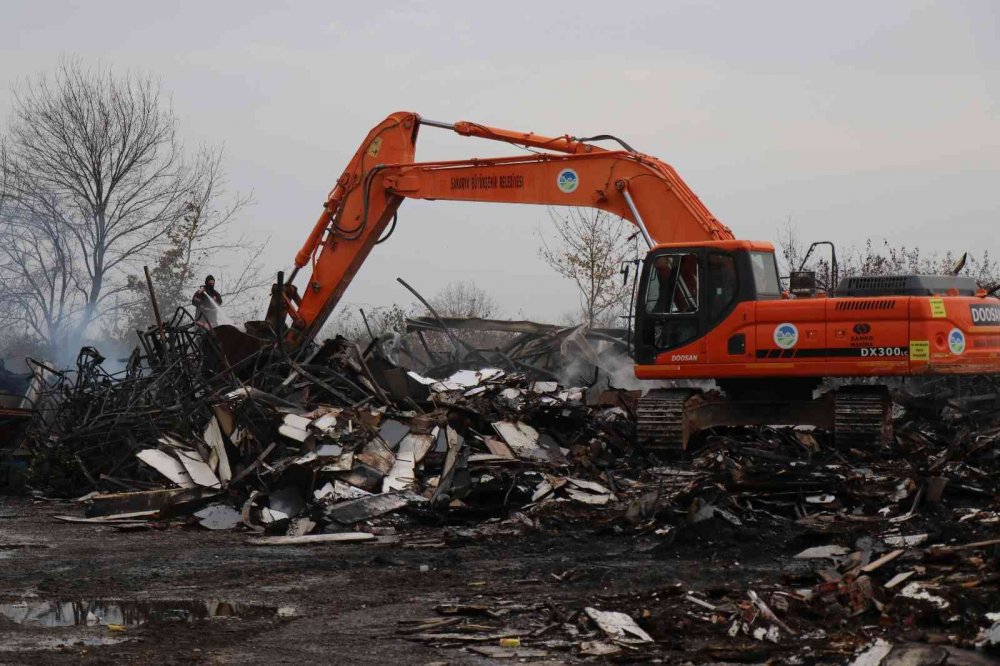 Mobilya deposu alevlere teslim oldu