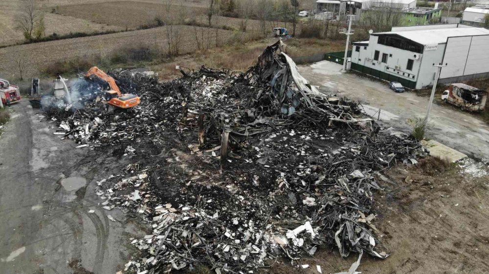 Mobilya deposu alevlere teslim oldu