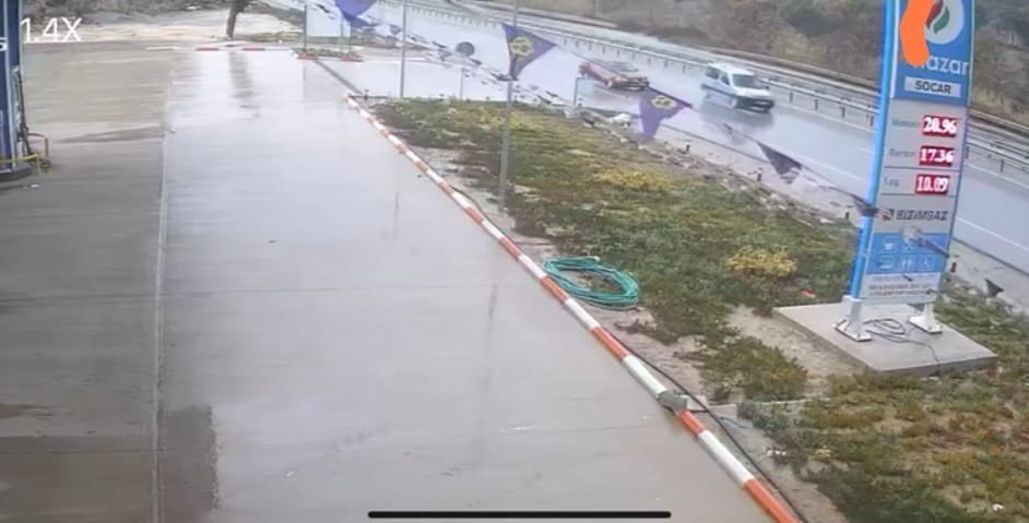 Önündeki araca çarpmamak için manevra yapan otomobil, yan yattı