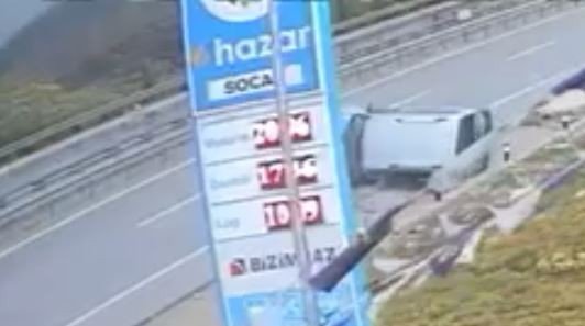 Önündeki araca çarpmamak için manevra yapan otomobil, yan yattı