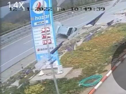 Önündeki araca çarpmamak için manevra yapan otomobil, yan yattı