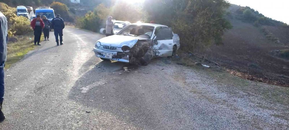 Otomobil ile traktör çarpıştı, sürücüler yaralandı