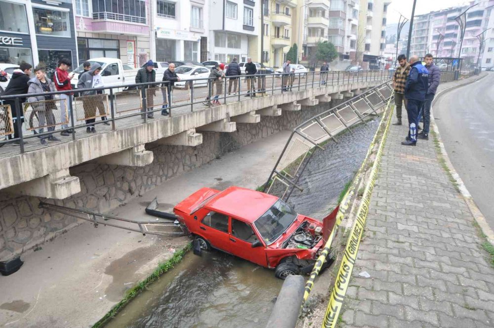 Otomobille dereye uçtu, burnu bile kanamadı