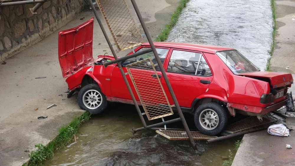 Otomobille dereye uçtu, burnu bile kanamadı