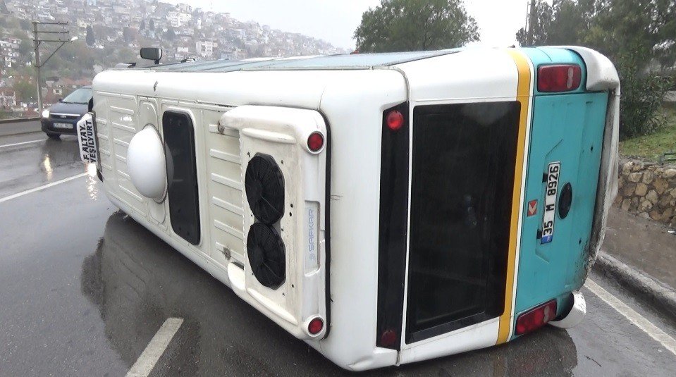 Yolcu minibüsü devrildi