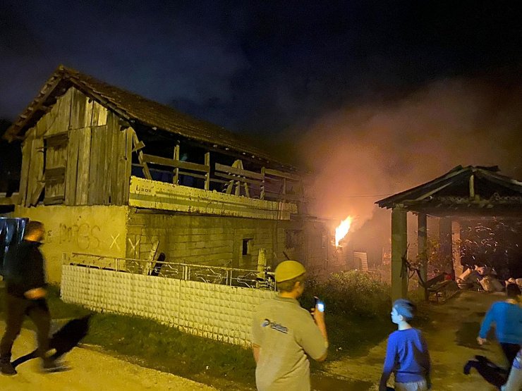 Depremden kurtardığı eşyaları yangında kül oldu