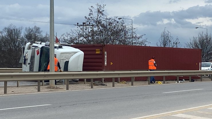 Devrilen TIR’ın sürücüsü yaralandı