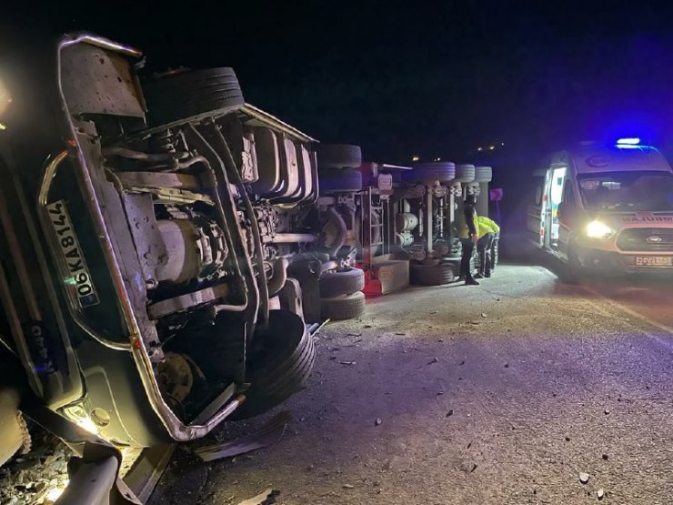Kömür yüklü TIR devrildi, yaralılar var