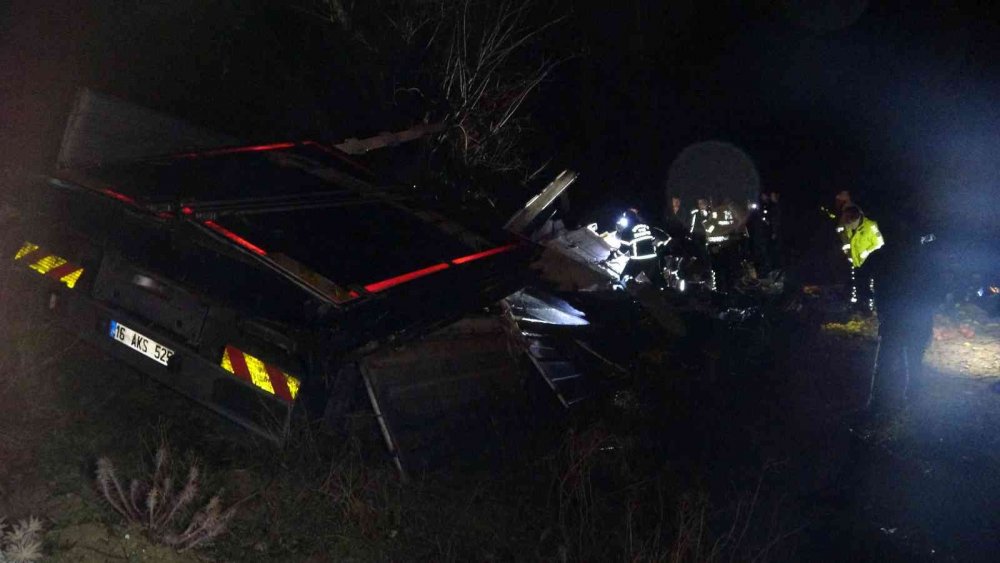 Meyve yüklü kamyon uçurumdan aşağı düştü, araç sürücüsü hayatını kaybetti