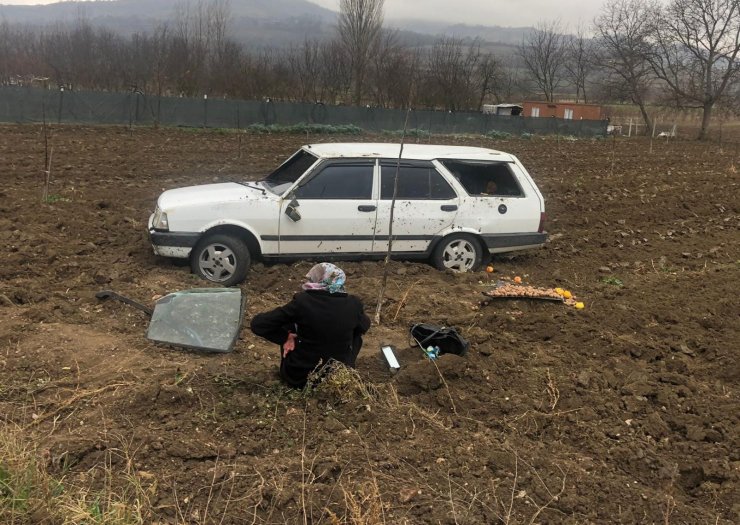 Takla atıp, tarlaya devrilen otomobildeki çift, yaralandı