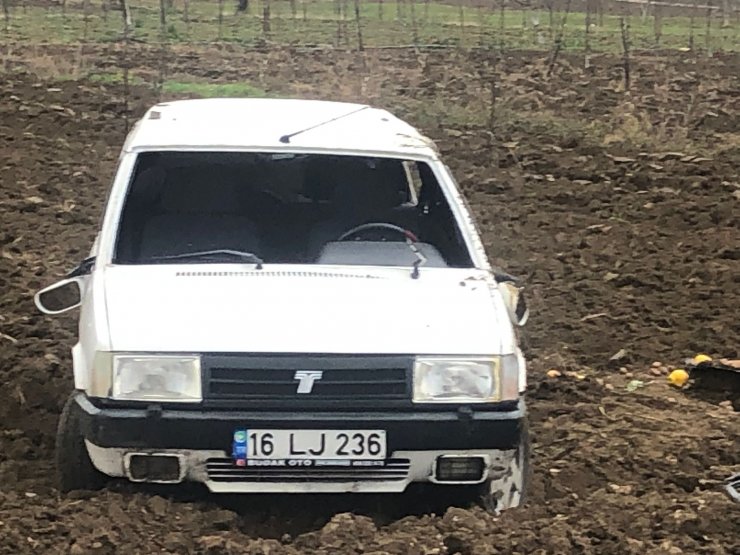 Takla atıp, tarlaya devrilen otomobildeki çift, yaralandı