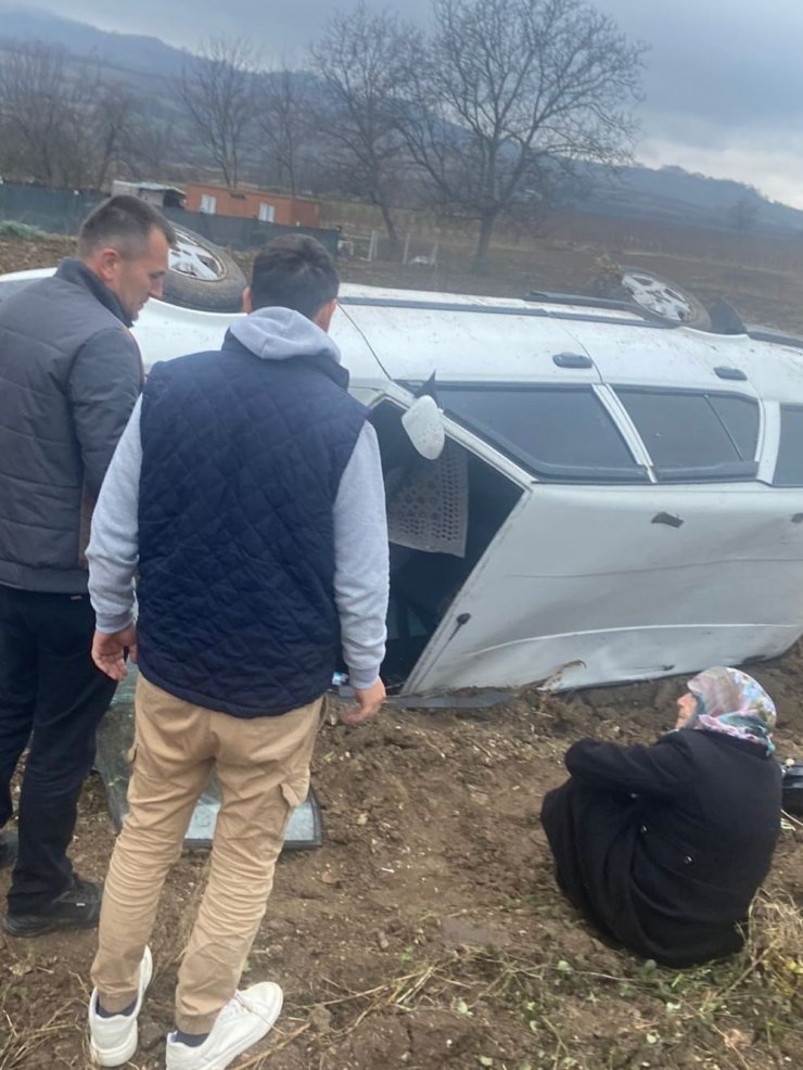 Takla atıp, tarlaya devrilen otomobildeki çift, yaralandı
