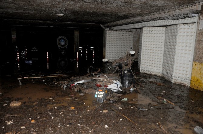 Kumluca'daki sel felaketi kameralara yansıdı