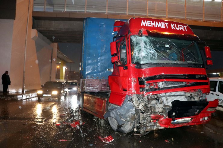 Tır ile 2 halk otobüsünün karıştığı kazada 17 kişi yaralandı