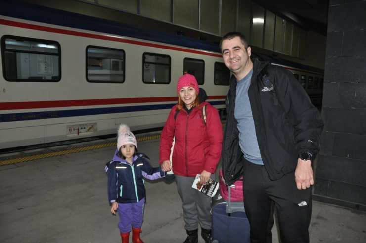 Turistik Doğu Ekspresi son durağı Kars’ta coşkuyla karşılandı