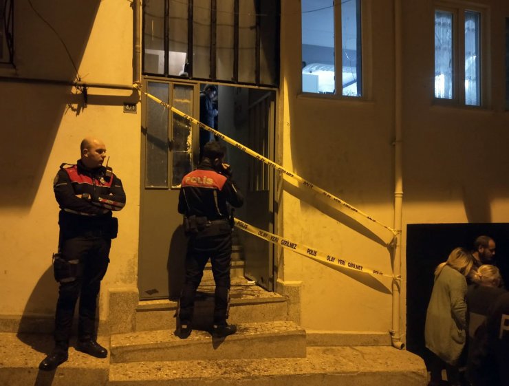 Evde bıçaklanmış halde bulunan 20 yaşındaki genç, hastanede hayatını kaybetti