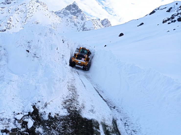 Askeri üs bölgesi yolunda kar kalınlığı 4 metreyi aştı