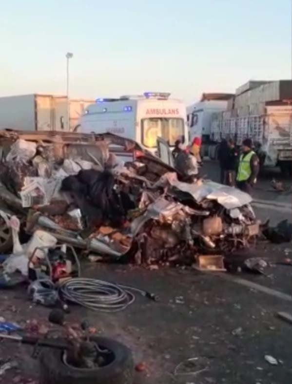 Konya'da feci kaza! Hafif ticari araç, TIR'a arkadan çarptı: 1 ölü, 1 yaralı