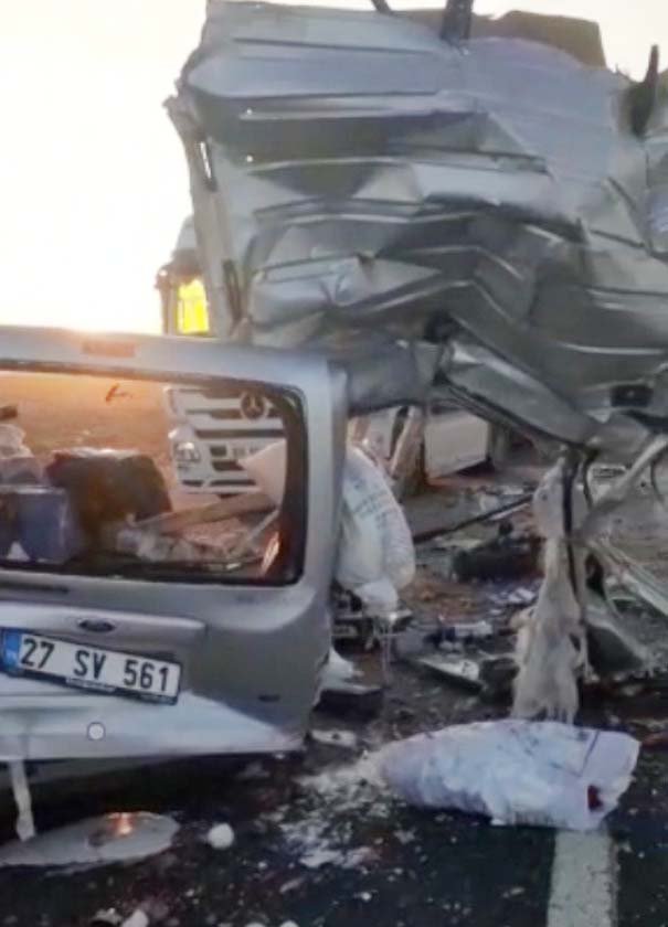 Konya'da feci kaza! Hafif ticari araç, TIR'a arkadan çarptı: 1 ölü, 1 yaralı