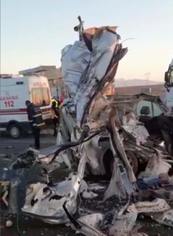 Konya'da feci kaza! Hafif ticari araç, TIR'a arkadan çarptı: 1 ölü, 1 yaralı