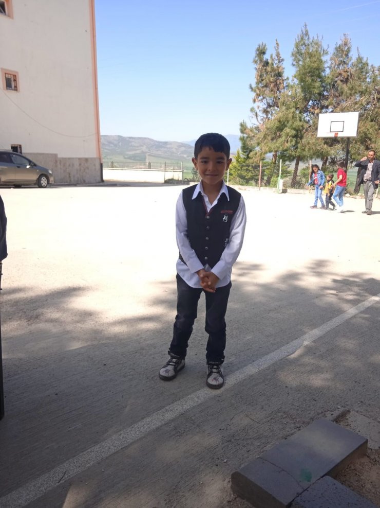 Sokak köpeğinin saldırdığı 6 yaşındaki Nihatcan'ın saç derisi koptu