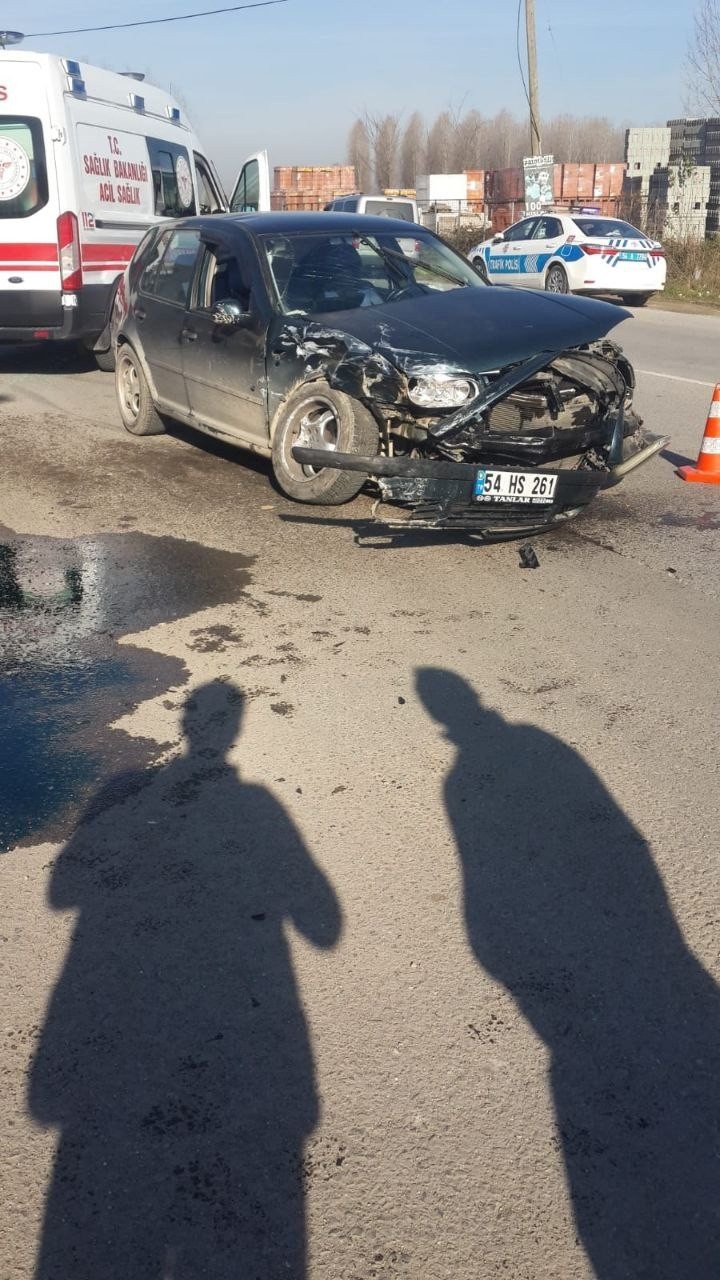 İki otomobil kafa kafaya çarpıştı: 1 yaralı