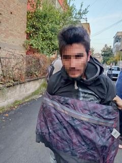 Ölen dedesinin evine giren hırsızlık şüphelisini mahalleliyle yakalayıp darbetti