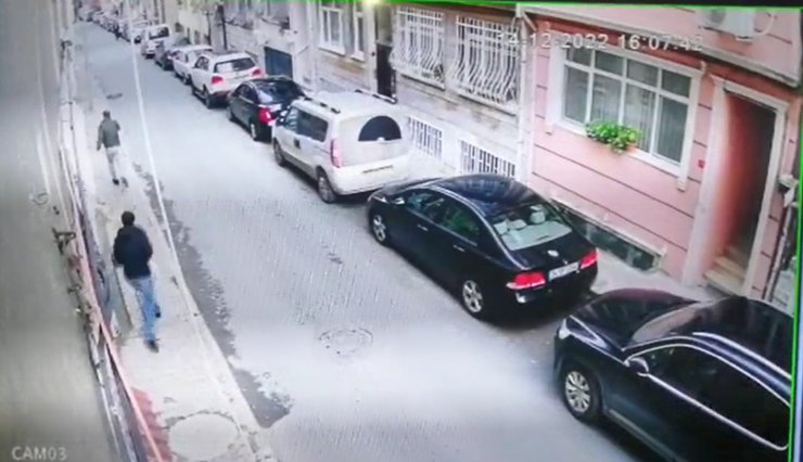 Telefondaki sesin polis olduğuna inanıp 4,5 milyon liralık altınını verdi