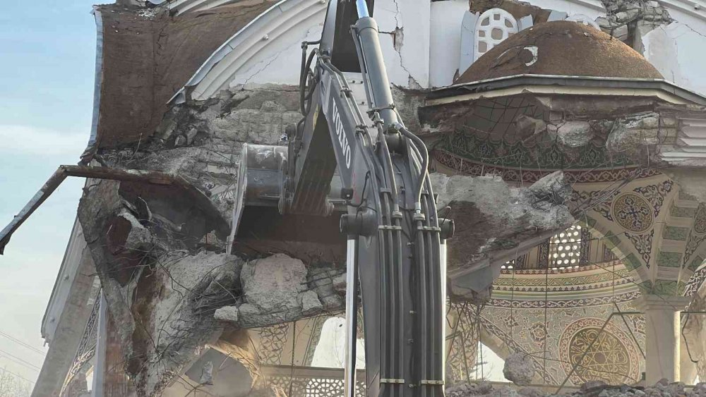 Depremde ağır hasar gören 35 yıllık cami yıkıldı