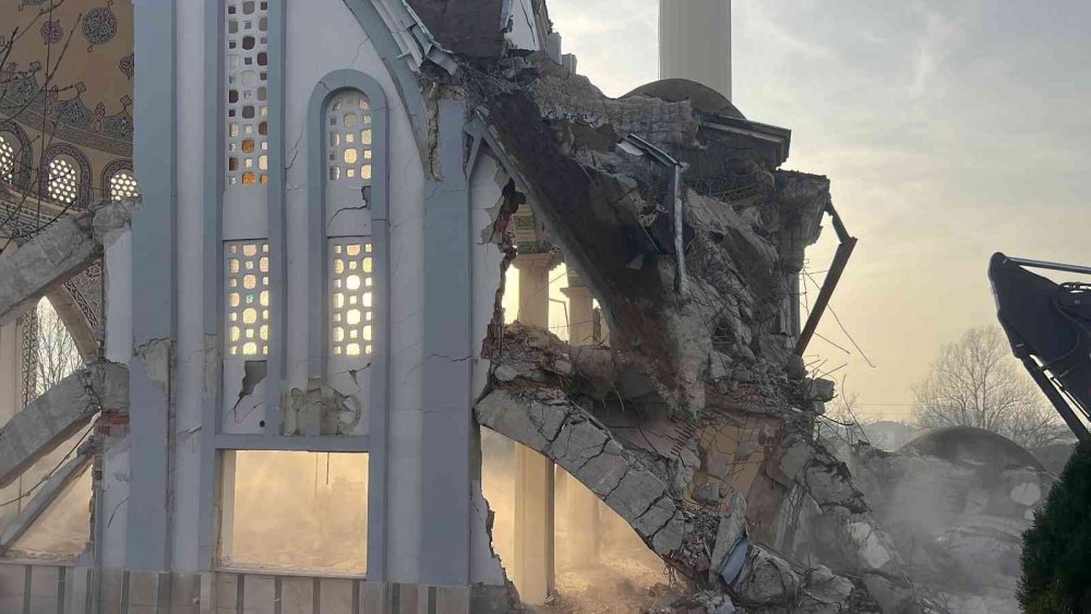 Depremde ağır hasar gören 35 yıllık cami yıkıldı