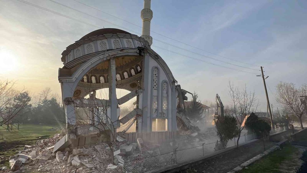 Depremde ağır hasar gören 35 yıllık cami yıkıldı