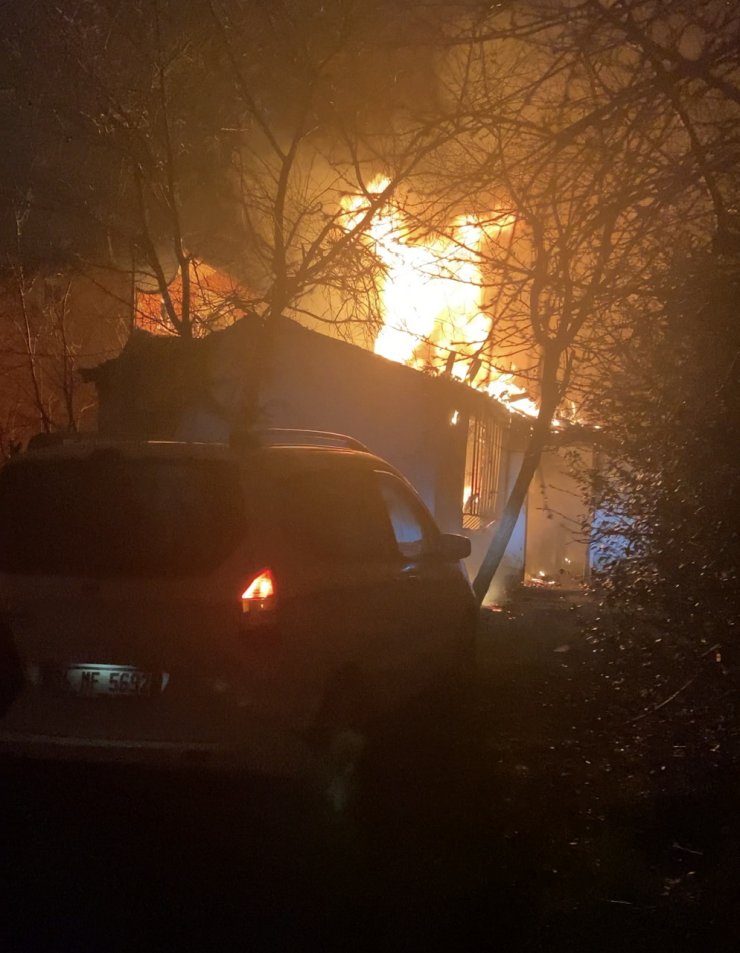 Gecekondu alev alev yandı