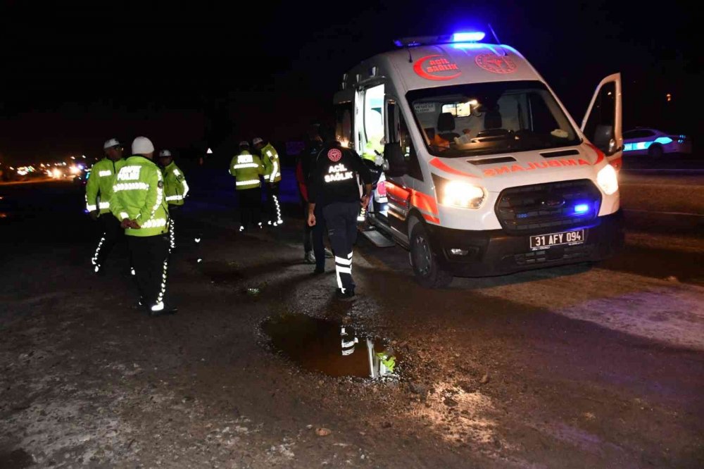 Hatay’da kayganlaşan yolda elektrikli bisiklet devrildi, yaralılar var