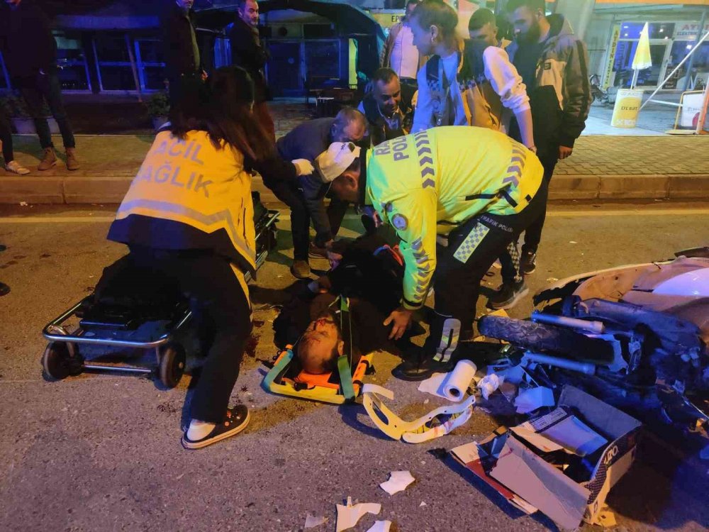 Kasksız motosiklet sürücüsü, otomobile çarparak yaralandı