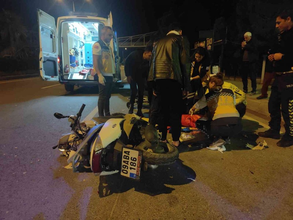 Kasksız motosiklet sürücüsü, otomobile çarparak yaralandı