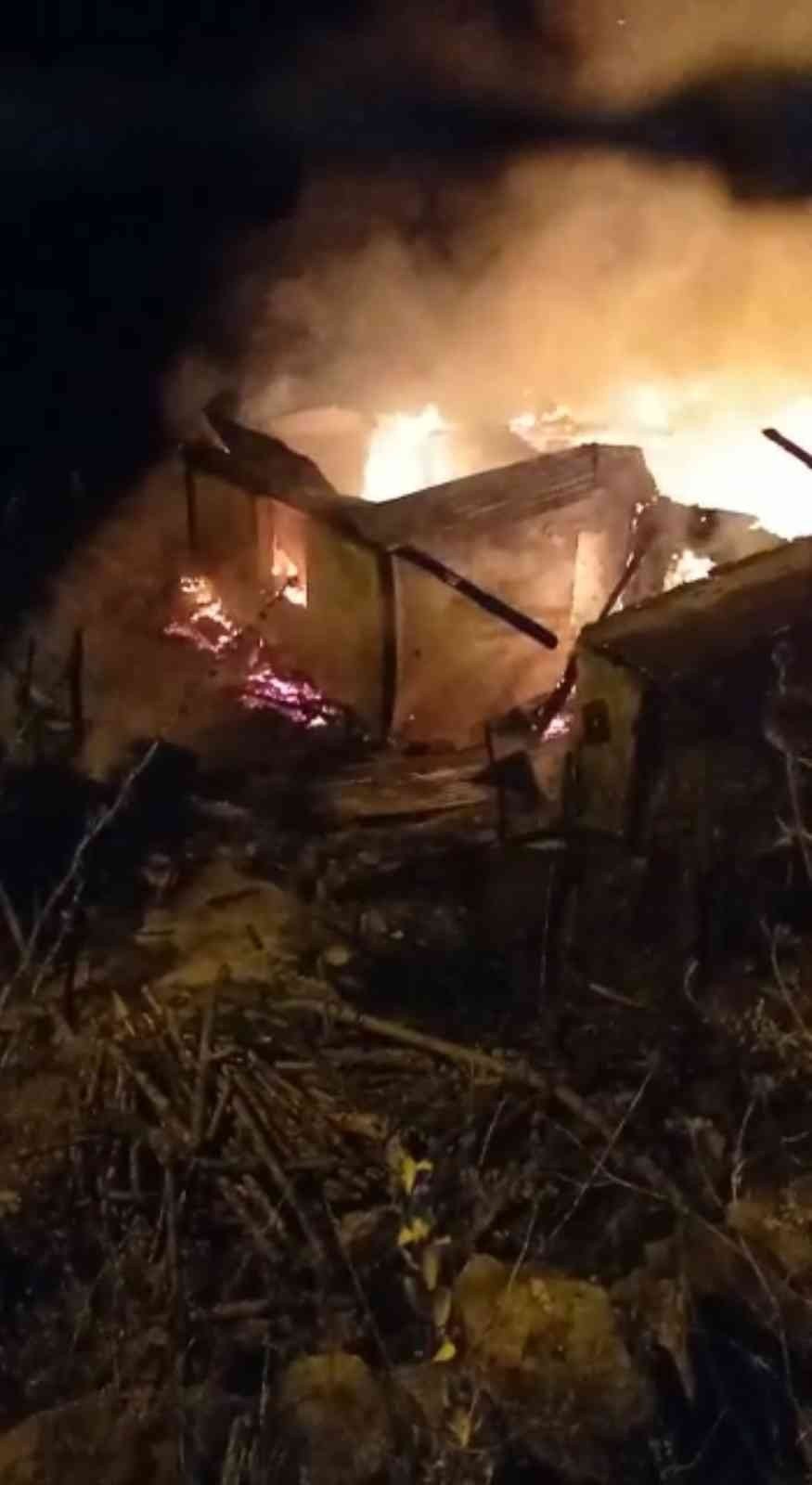 Kerpiç ev küle döndü