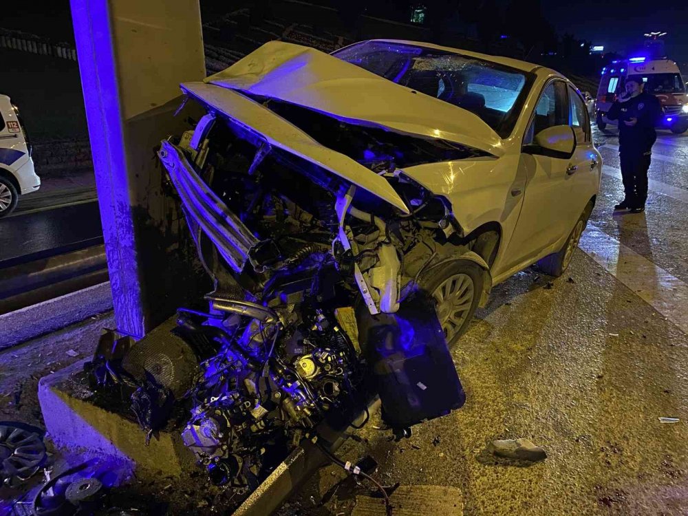 Kontrolden çıkan araç orta refüje çarptı: 1 yaralı