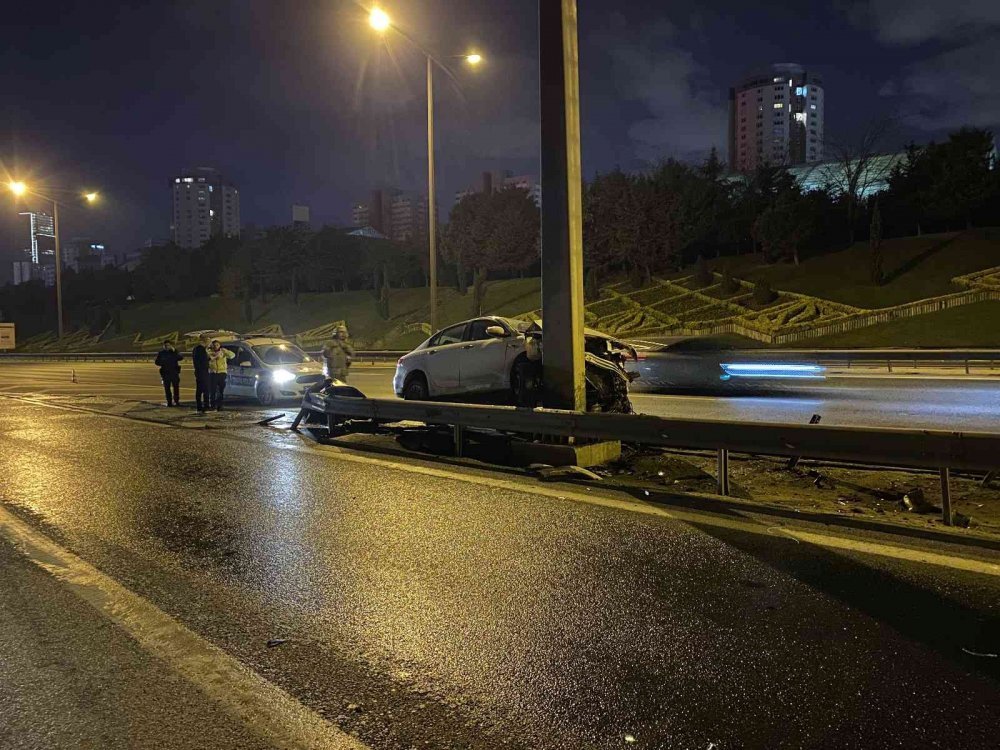 Kontrolden çıkan araç orta refüje çarptı: 1 yaralı